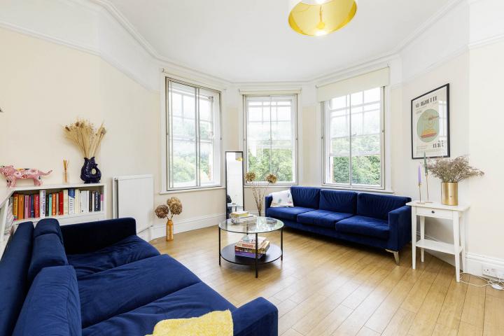 Three double bedrooms, two bathrooms, high ceilings and a spacious lounge. Melcombe Court, Dorset Square, Baker Street